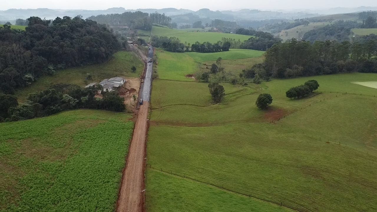 Prefeitura de Nova Erechim asfalta mais um trecho do interior do município 