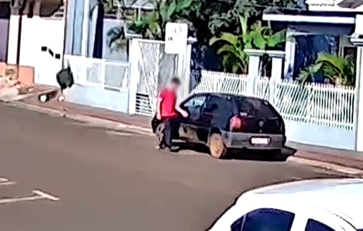 VÍDEO! Diarista esquece chave e deixa vidro aberto no Gol... o levaram