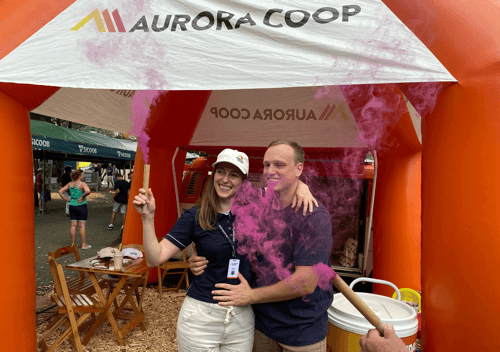 Casal faz chá revelação durante feira