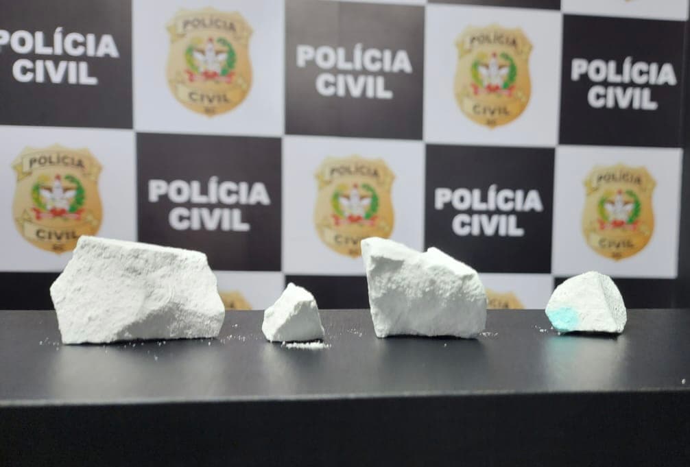 Substâncias entorpecentes e automóvel foram apreendidos (Foto: Policia Civil)