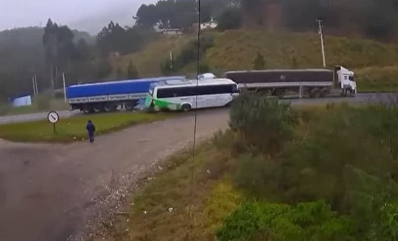 Câmera mostra ônibus sendo 'jogado' para fora de estrada