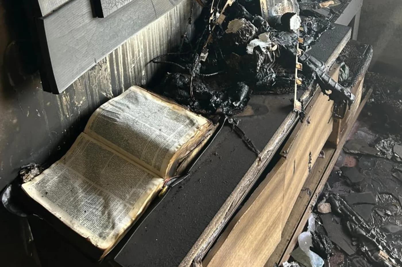 Bíblia é encontrada intacta ao lado de TV derretida por incêndio