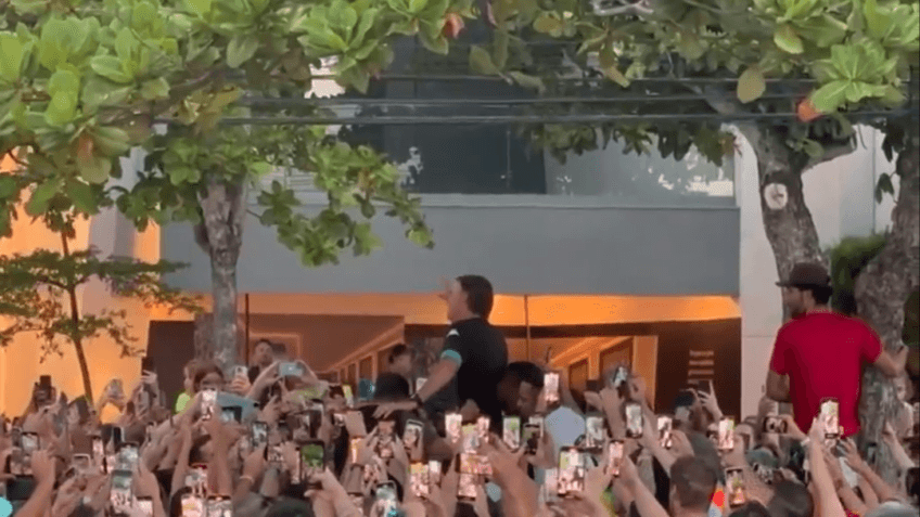 Em Santa Catarina, Bolsonaro diz “Não vamos desistir do Brasil”