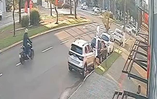 VEJA! Motociclista está em estado grave após violenta batida
