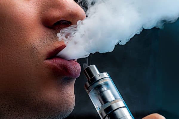 Governo determina remoção imediata de anúncios de cigarros eletrônicos em plataformas digitais