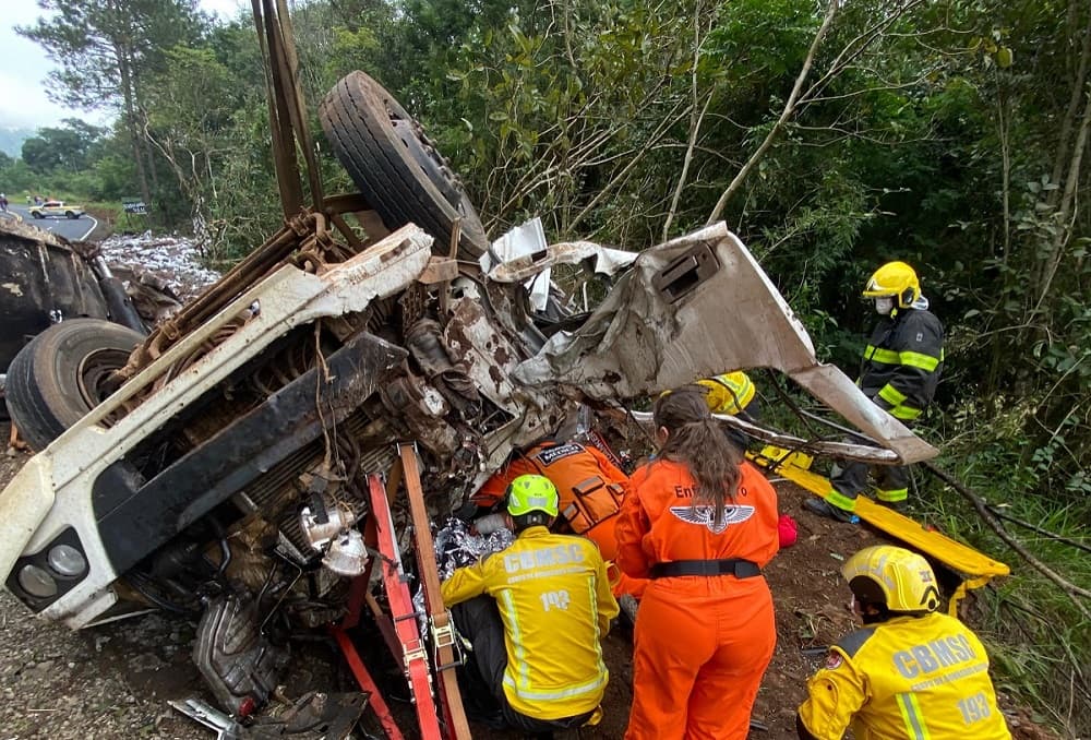Caminhão ficou totalmente danificado (Foto: Divulgação / Saer)