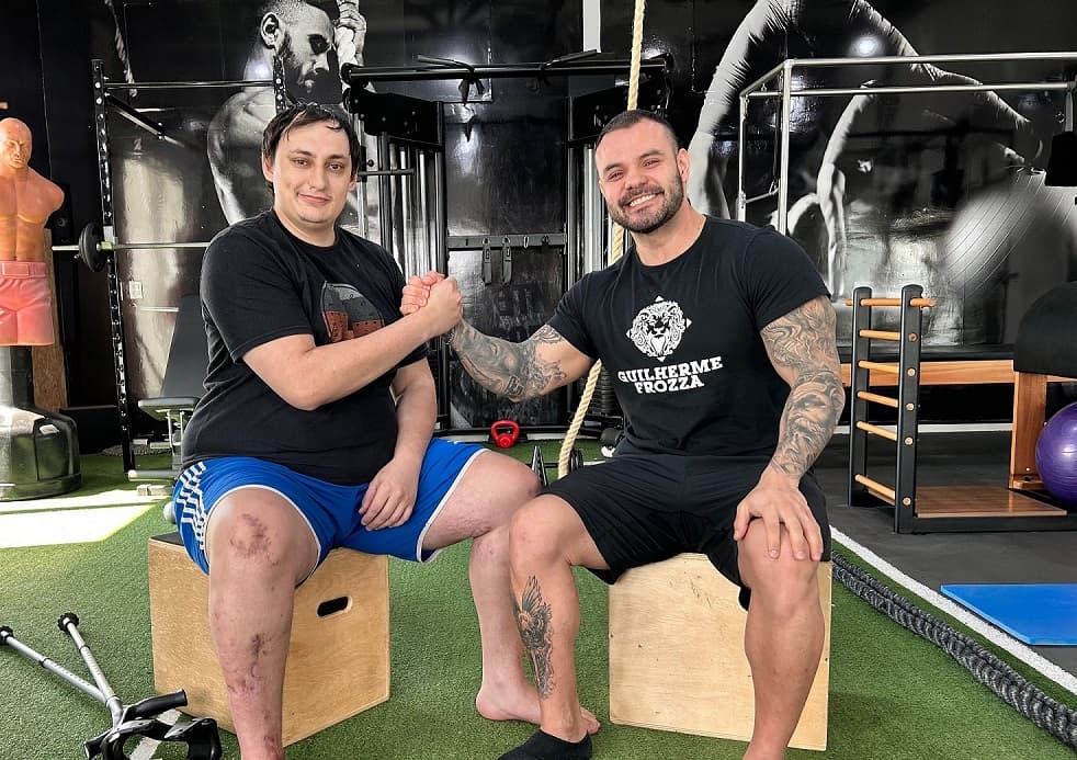 Mateus ao lado do novo amigo (Foto: Renan Ribeiro)