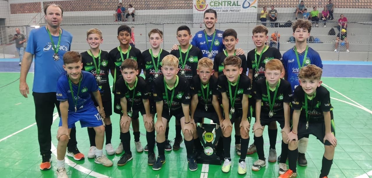 Meninos voltaram para casa com o troféu de 2º lugar (Foto: Divulgação)