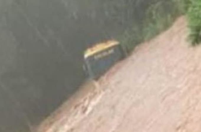 Ônibus com estudantes é arrastado pela correnteza  (Foto: Divulgação)