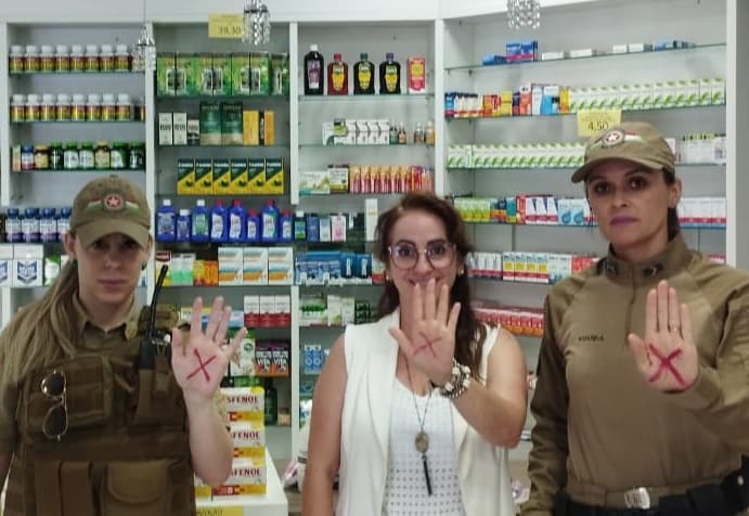 Policiais da Rede Catarina orientando atendentes (Foto: Divulgação)