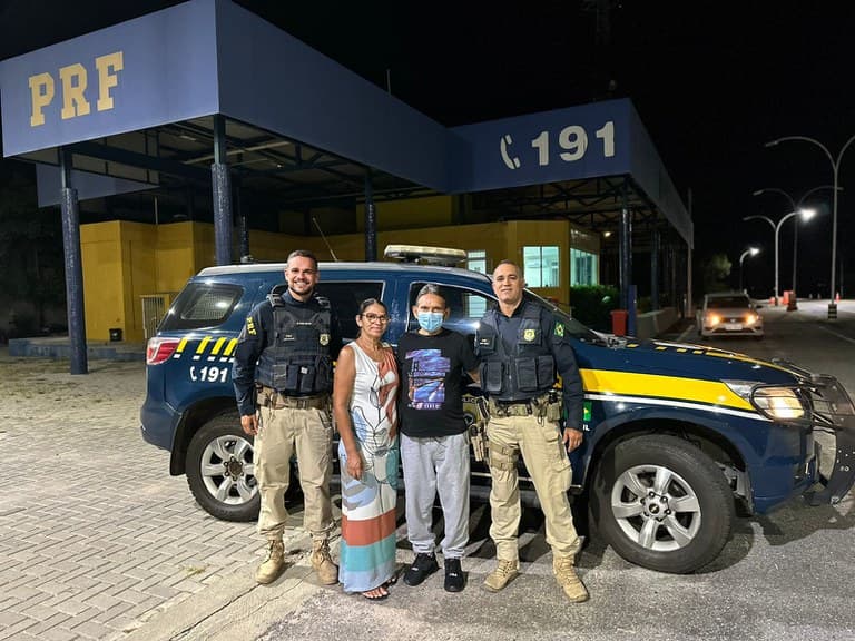 Foto marca um momento de agradecimento (Foto: PRF)