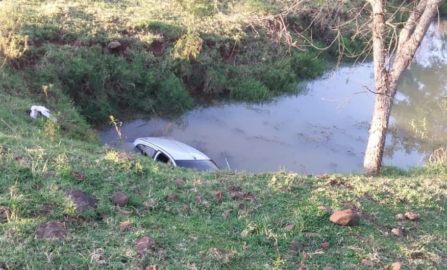 Carro submerso dentro da água (Foto: Corpo de Bombeiros)
