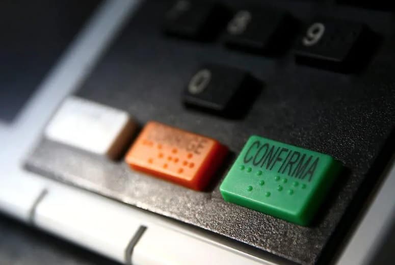 Inusitado: Eleitora catarinense tenta levar urna para casa