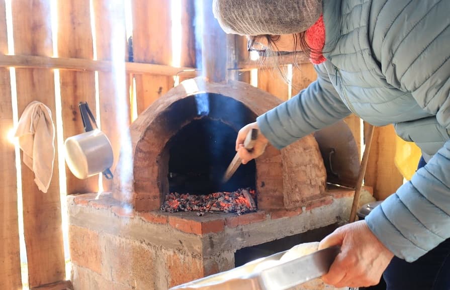 Forno usado para assar os pães (Foto: Renan Ribeiro)