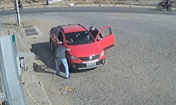 Vídeo: Proprietário tem Saveiro furtada enquanto calibrava pneus