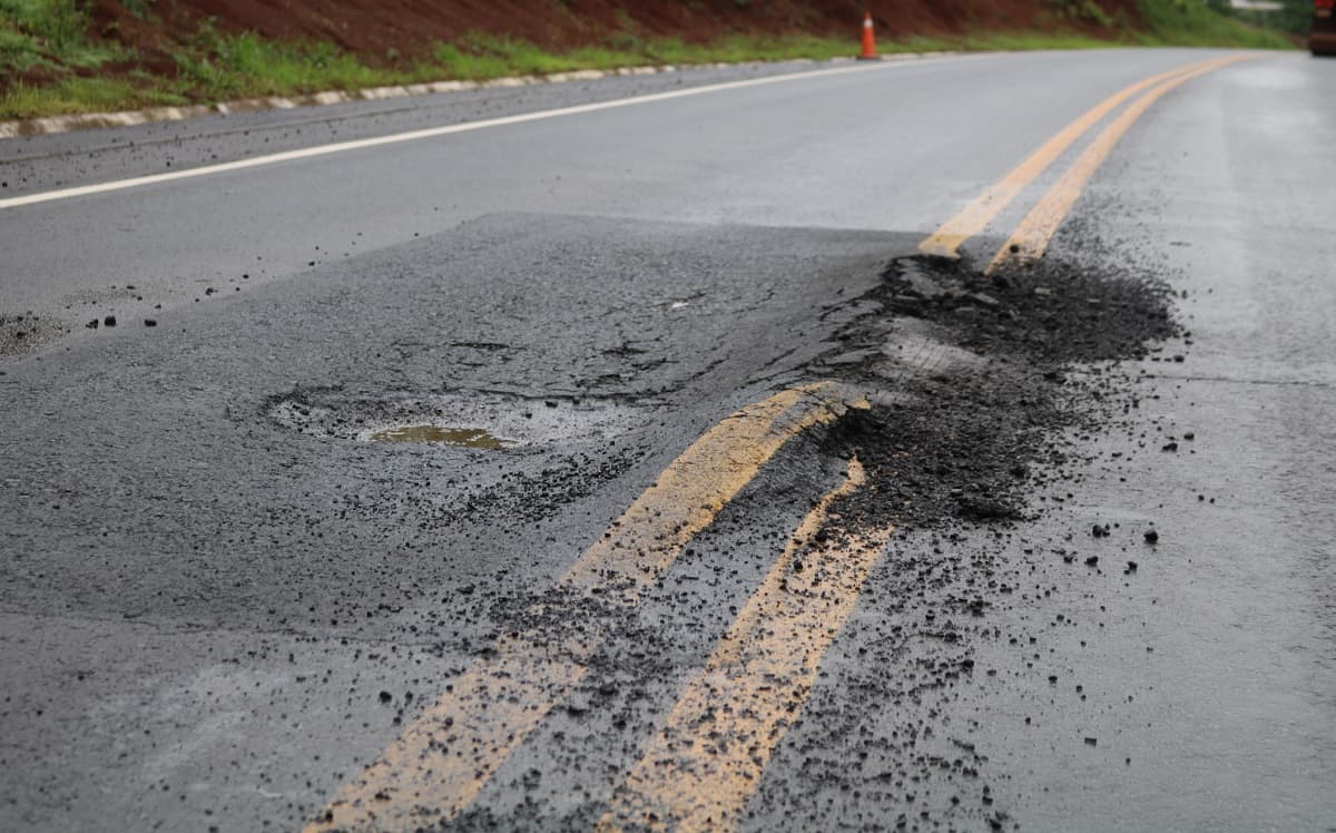 Buraco gigante preocupa motoristas em Pinhalzinho