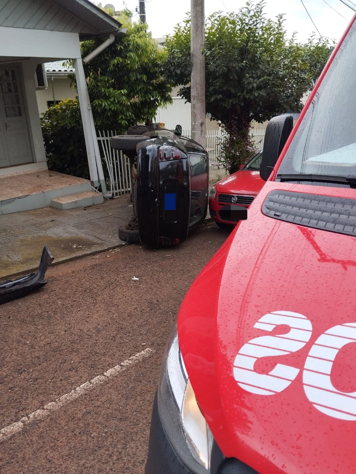 Veículo desce ribanceira, capota e para em poste telefônico