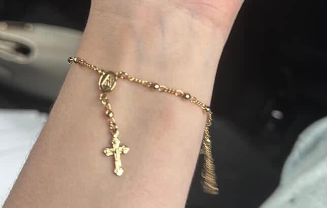 Jovem ficou com imagem religiosa no pulso (Foto: Arquivo pessoal)