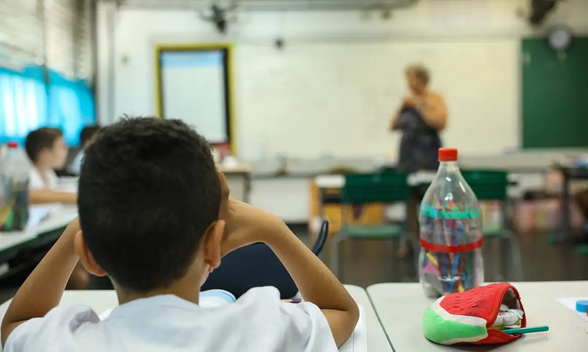 Governo federal abre consulta pública sobre uso de inteligência artificial na educação