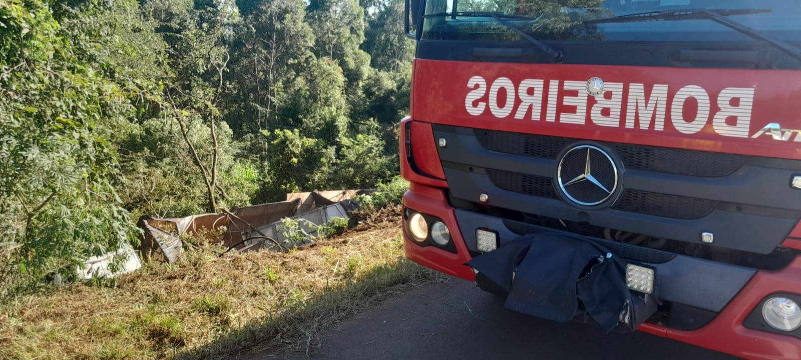 Carreta desce quase 10m em barranco na “Curva dos Coelhos”