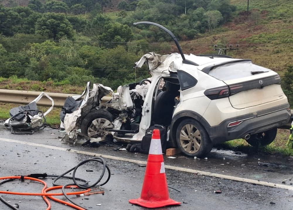 Carro fica destruído em gravíssima batida