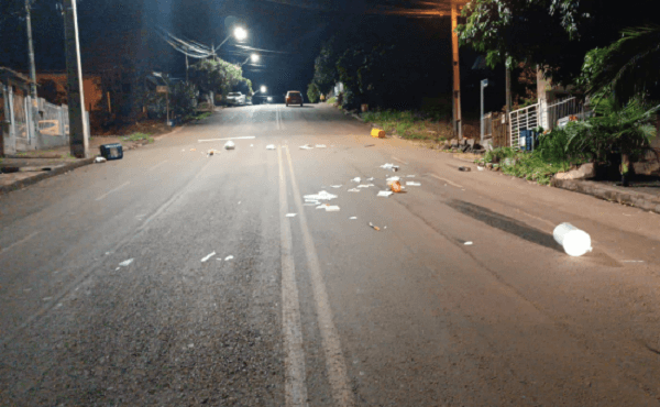Dupla embriagada destrói lixeiras em Maravilha