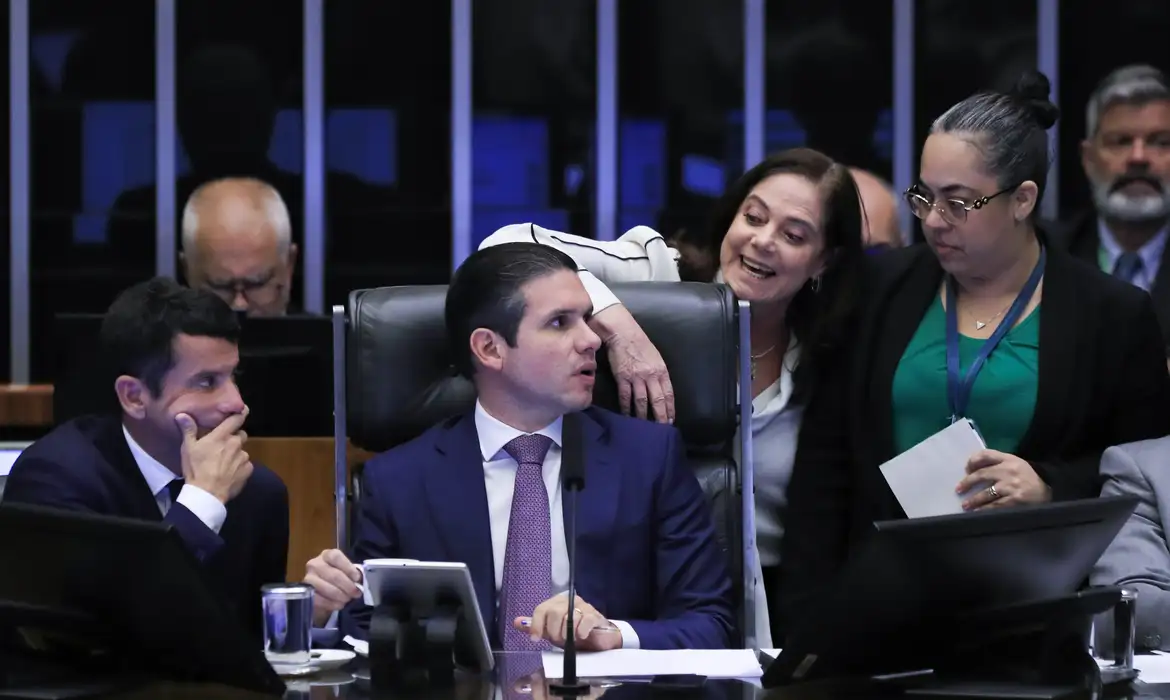 Câmara acelera votação de proposta que cria isenção de IR para até R$5 mil