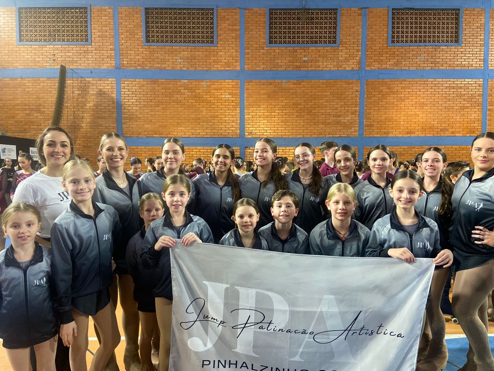 Equipe de patinação volta com 12 medalhas de primeiro lugar