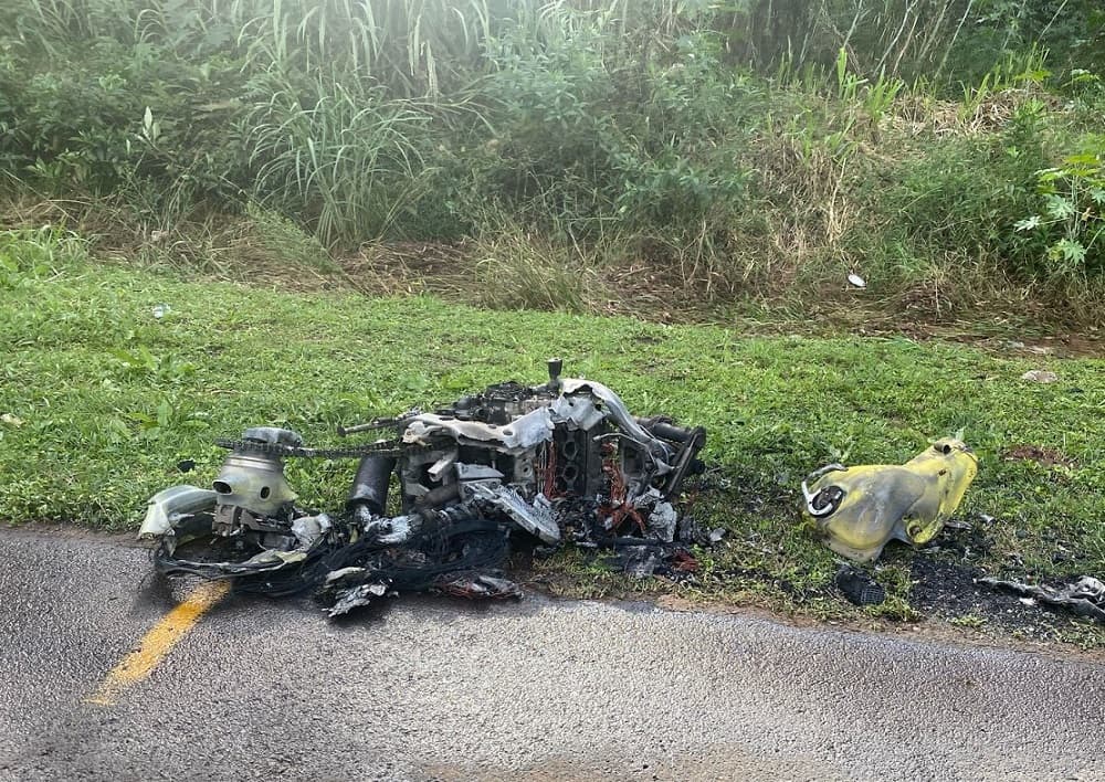 Moto fica em pedaços próximo a Nova Itaberaba