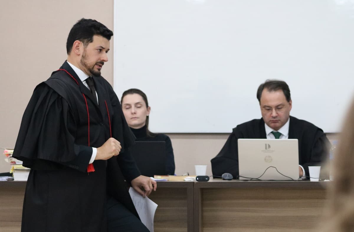 Promotor durante júri em Modelo (Foto: Henrique Paulo Koch)