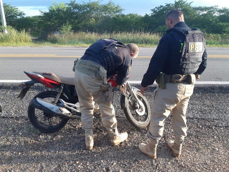 Motocicleta estava adulterada (Foto: PRF)