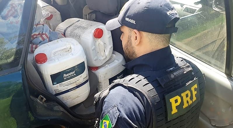 PRF apreende 25 litros de agrotóxico importado ilegalmente da Argentina. (Foto: PRF)