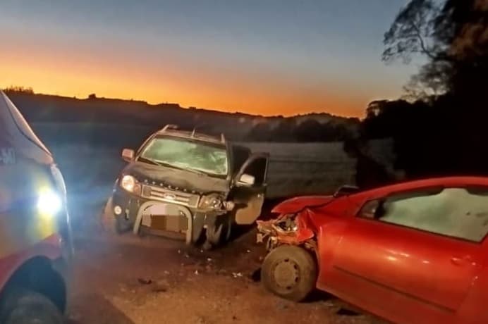 Colisão envolveu dois automóveis (Foto: Corpo de Bombeiros)