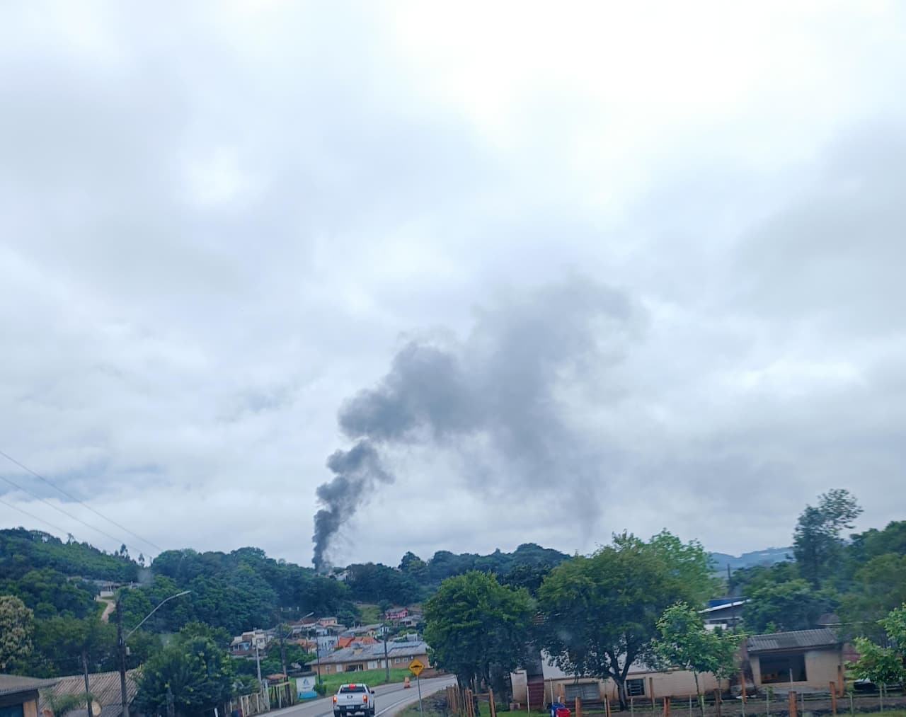 Fogo provoca grande fumaça vista a quilômetros em Modelo