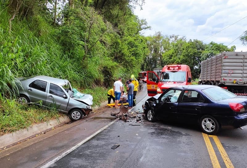 Carros bateram de frente na SC-157 (Foto: Corpo de Bombeiros)