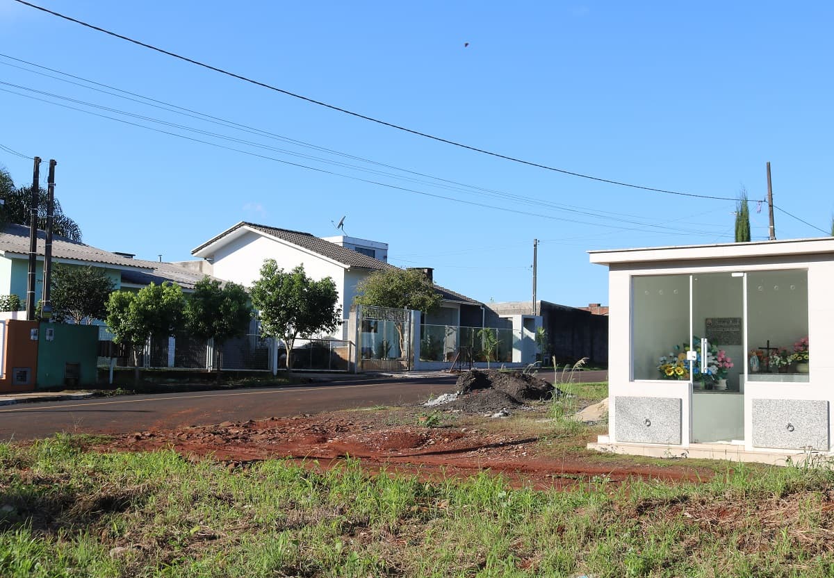 Residências ficam ao lado de túmulos (Foto: Henrique Paulo Koch)