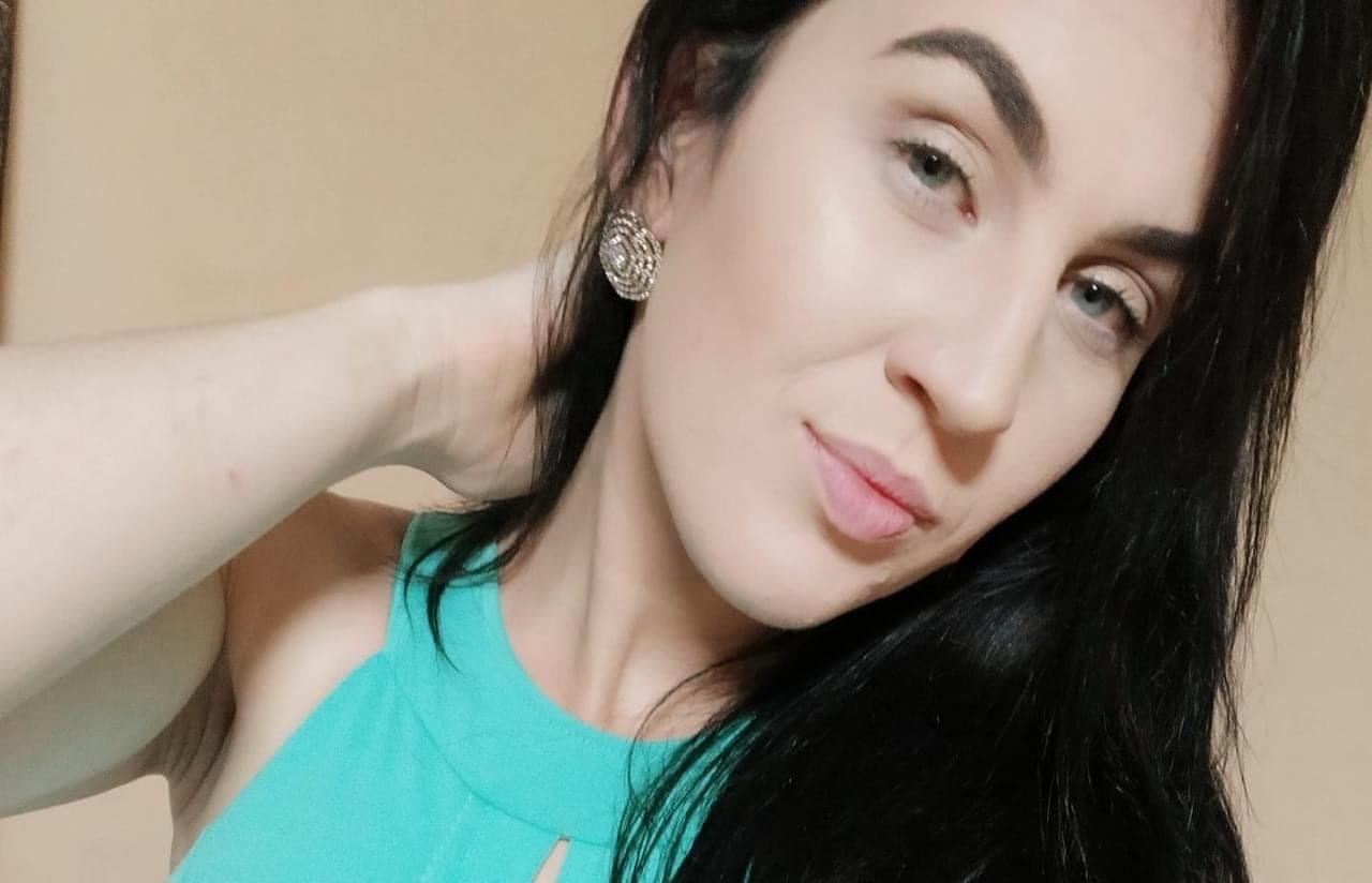 Pamela foi atingida por golpe de faca em Faxinal dos Guedes (Foto: Redes Sociais)