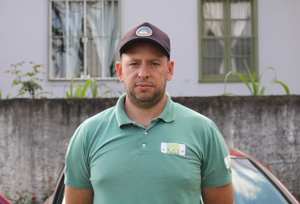 Motorista vai em cada lar a fim de comercializar as cartelas (Foto: Henrique Paulo Koch)