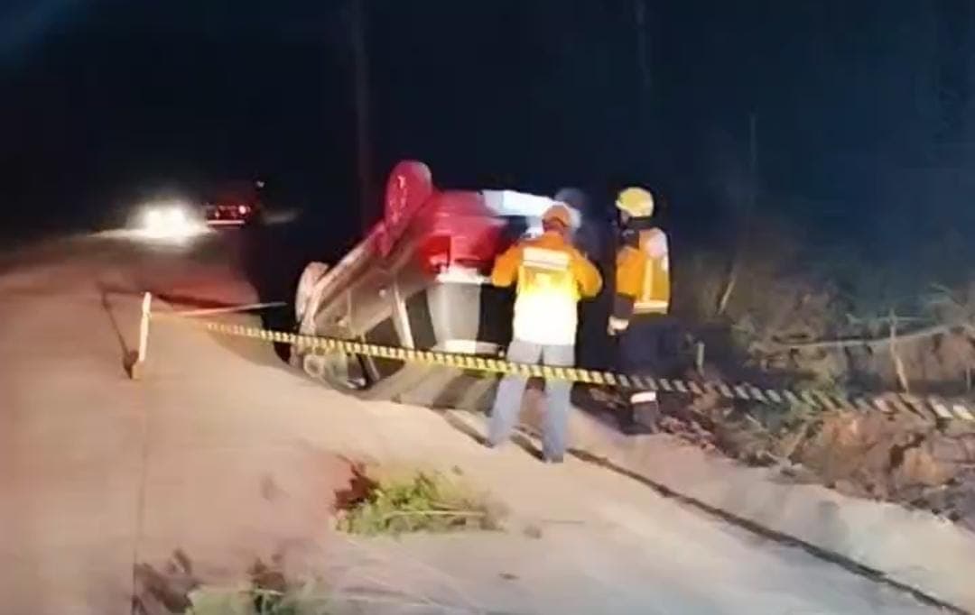 Acidente com capotamento é registrado na SC-160 em Pinhalzinho 
