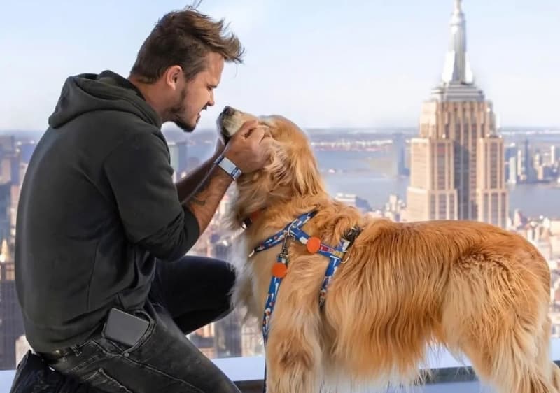 Jesse Koz e o cão Shurastey (Foto: Reprodução Instagram.)
