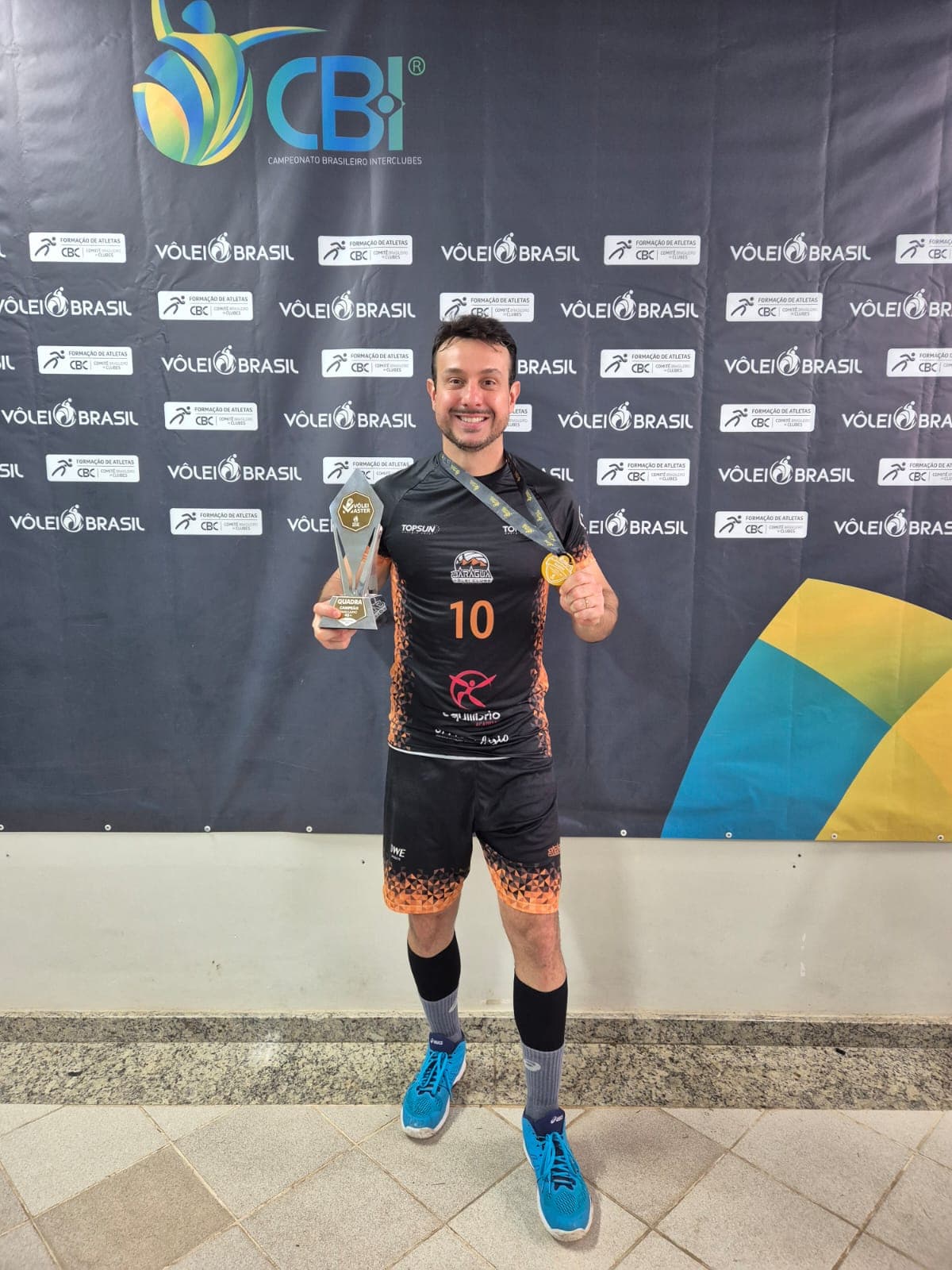 Alexandre comemora o título nacional conquistado (Foto: Divulgação)