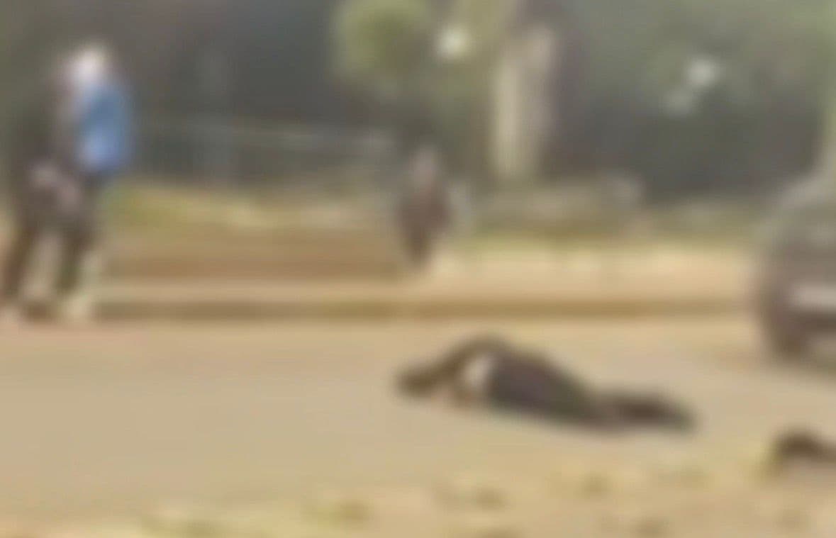 Rapaz é espancado e atropelado duas vezes mesmo caído