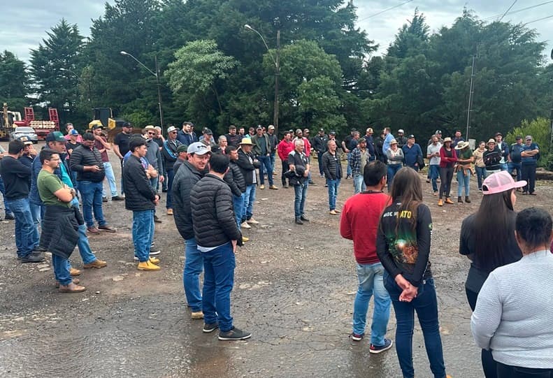 Agricultores do Oeste se unem em manifestação