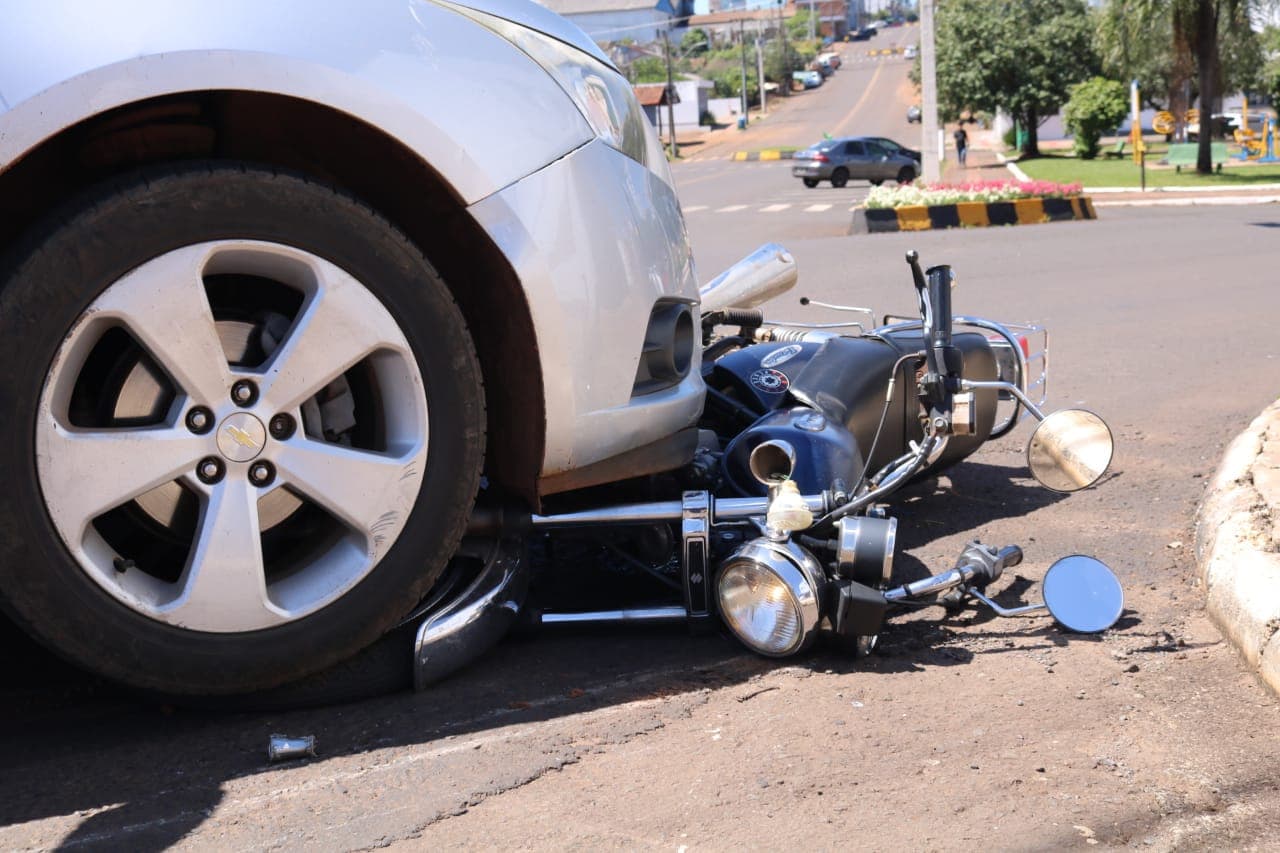 Moto ficou embaixo de carro (Foto: Henrique Paulo Koch)
