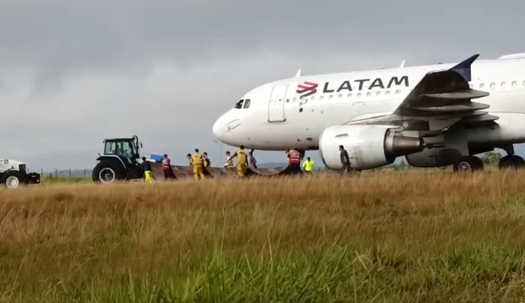 Avião é retirado da pista no aeroporto de Chapecó (Foto: Bruno Reiner)