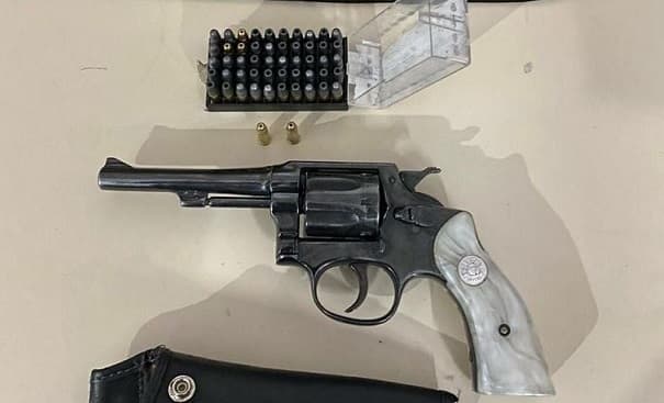 Arma estava em residência na cidade de Chapecó (Foto: Polícia Militar)