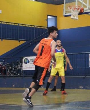 Devair tem deficiência auditiva e pratica a modalidade de basquete (Foto: Arquivo Pessoal)