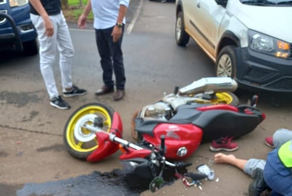 Acidente entre e carro e moto deixa motociclista ferido em Nova Erechim (Foto: Bombeiros )