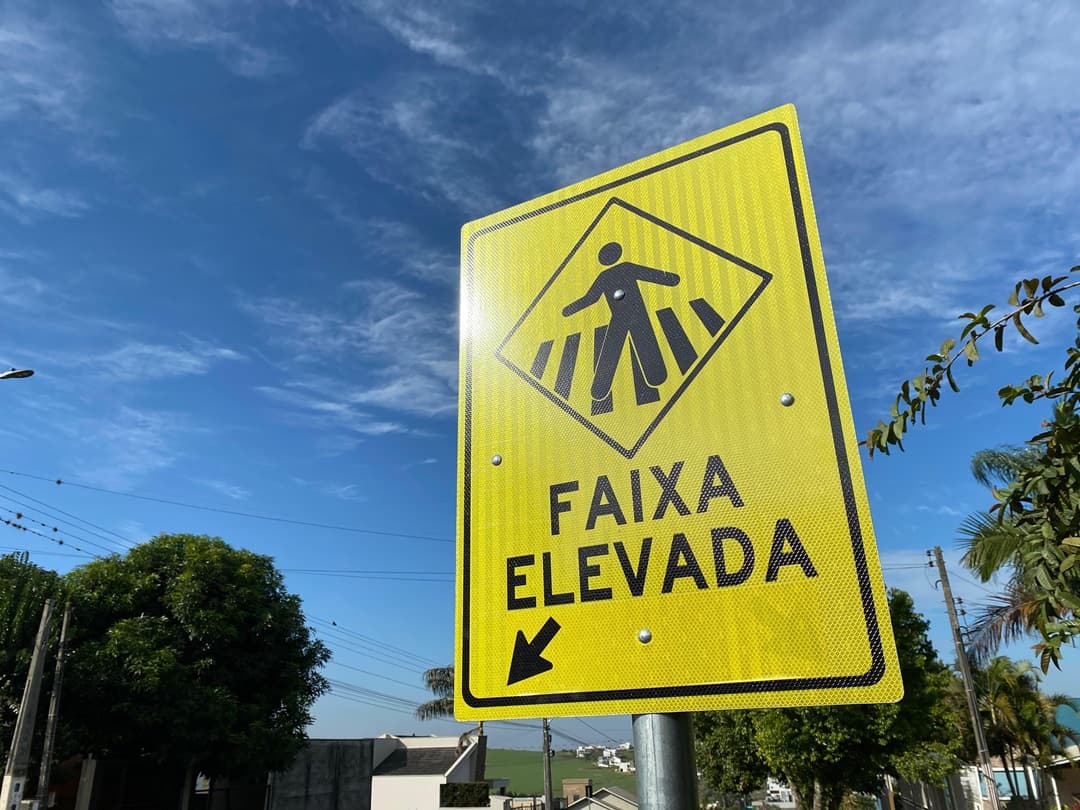 Prefeitura de Pinhalzinho instala faixas elevadas para aumentar segurança no trânsito