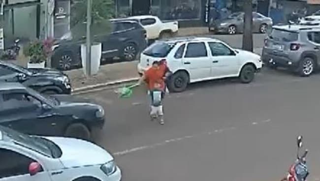 Neto correu para rua e carro não conseguiu parar (Foto: Divulgação)